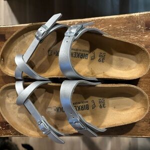 Womens gently used Birkenstock Mayari sandals